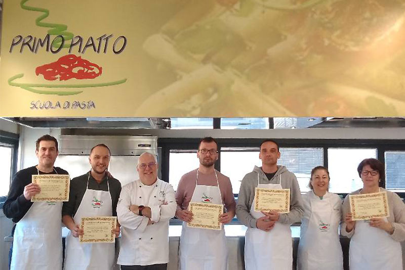 Alcuni corsisti della Scuola di Pasta Fresca di Misterpasta® in collaborazione con Primo Piatto Alcuni corsisti della Scuola di Pasta Fresca di Misterpasta® in collaborazione con Primo Piatto
