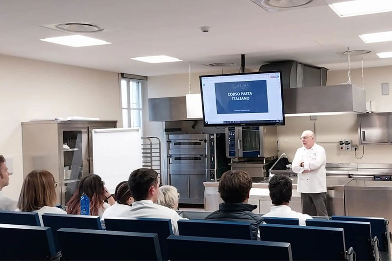 danilo curotto Misterpasta® con allievi corso pasta lezione in aula danilo curotto lezione corso pastai aula alma scuola pasta live