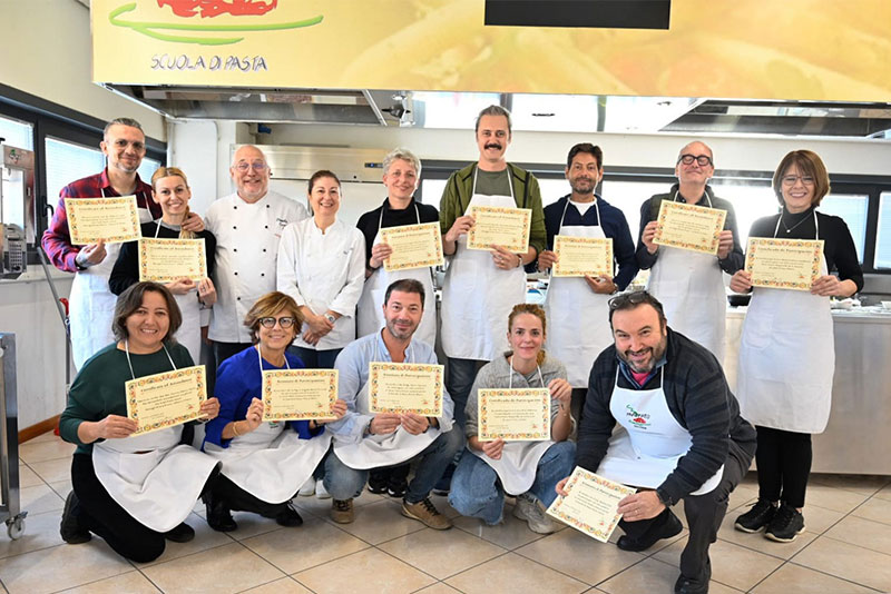 Danilo Curotto MisterPasta® | the pasta consultant corso pasta fresca 2025 Danilo Curotto MisterPasta® con allievi e diploma corso pasta fresca 2025