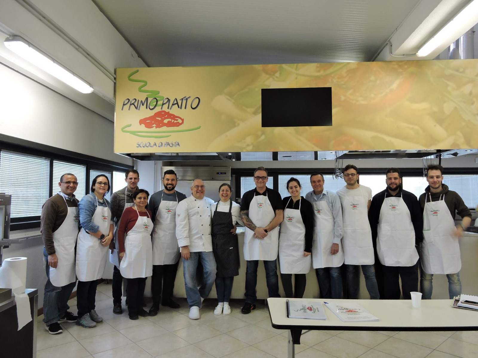Danilo Curotto MisterPasta® | the pasta consultant corso pasta fresca 2025 Danilo Curotto MisterPasta® con allievi e diploma corso pasta fresca 2025